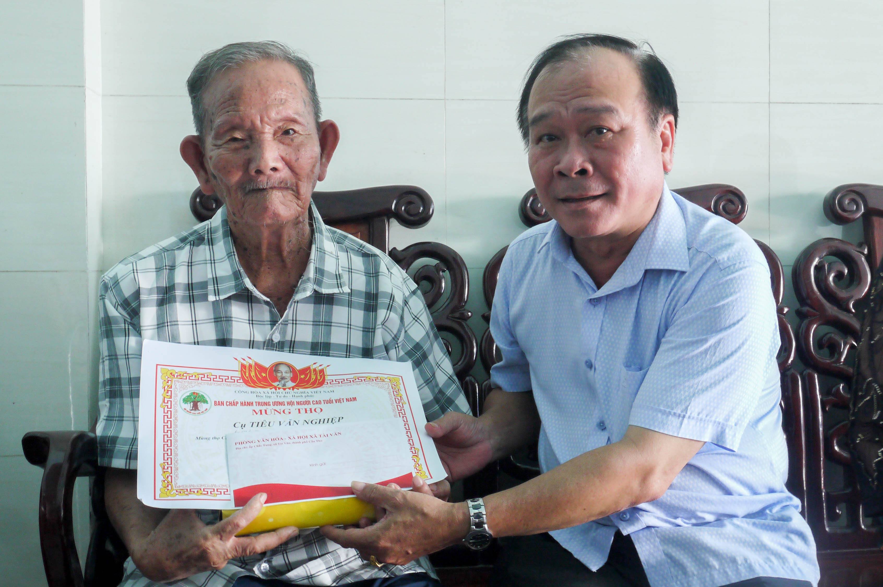 Lãnh đạo xã Tài Văn thăm hỏi, mừng thọ người cao tuổi