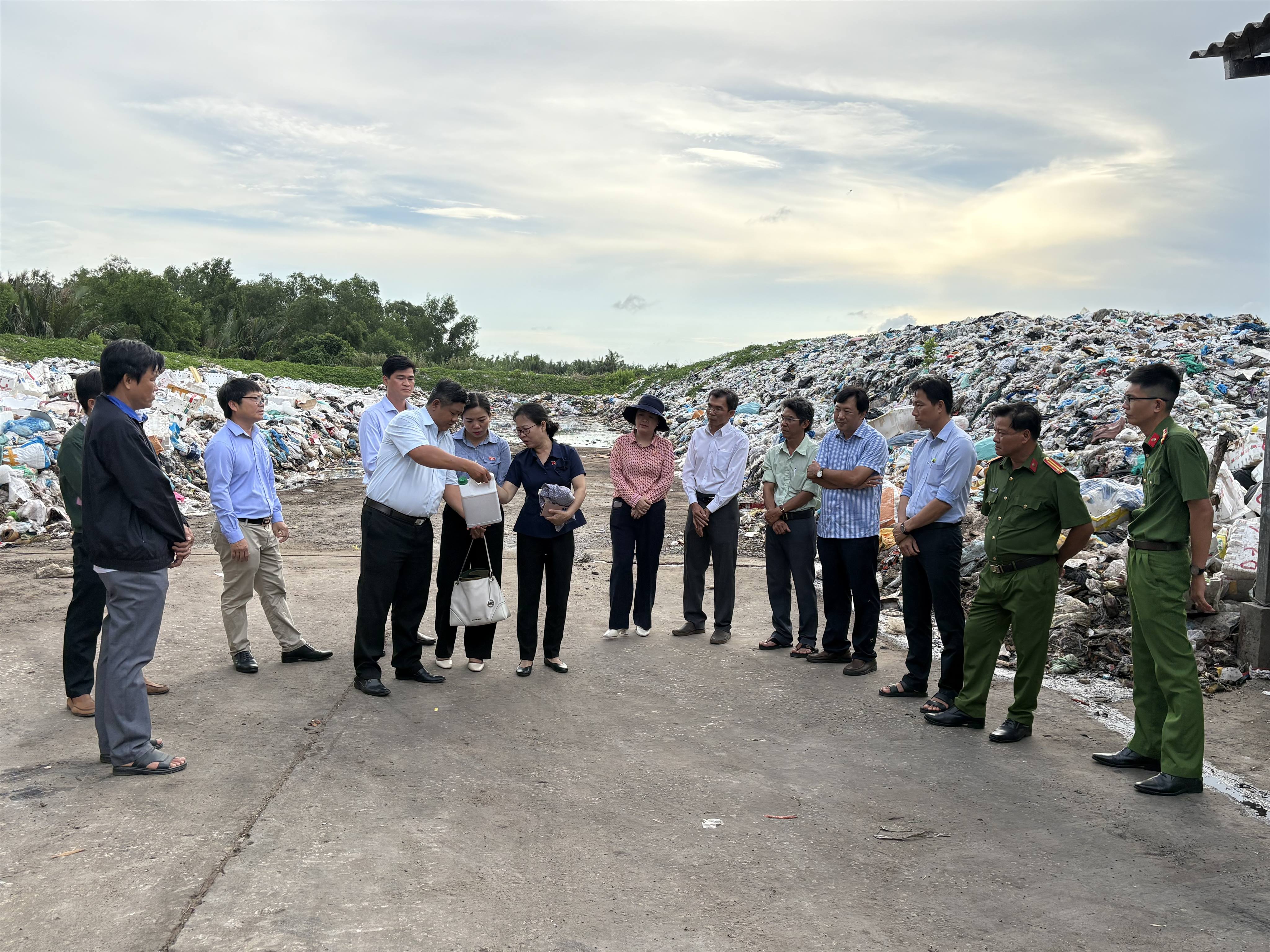 Đoàn Đại biểu Quốc hội TP Cần Thơ khảo sát công tác bảo vệ môi trường tại xã Cù Lao Dung