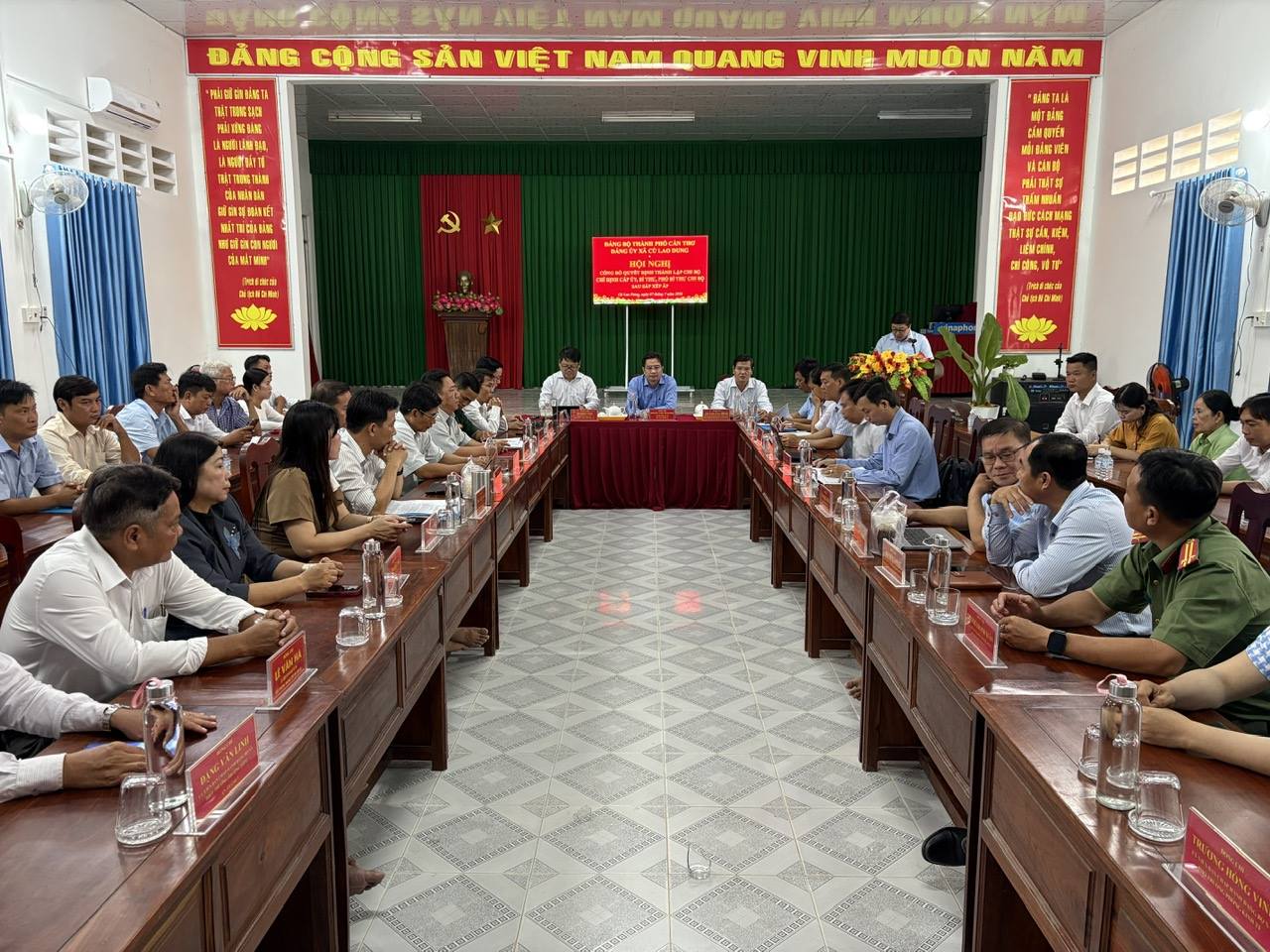 Hội nghị công bố quyết định thành lập các chi bộ sau sắp xếp ấp