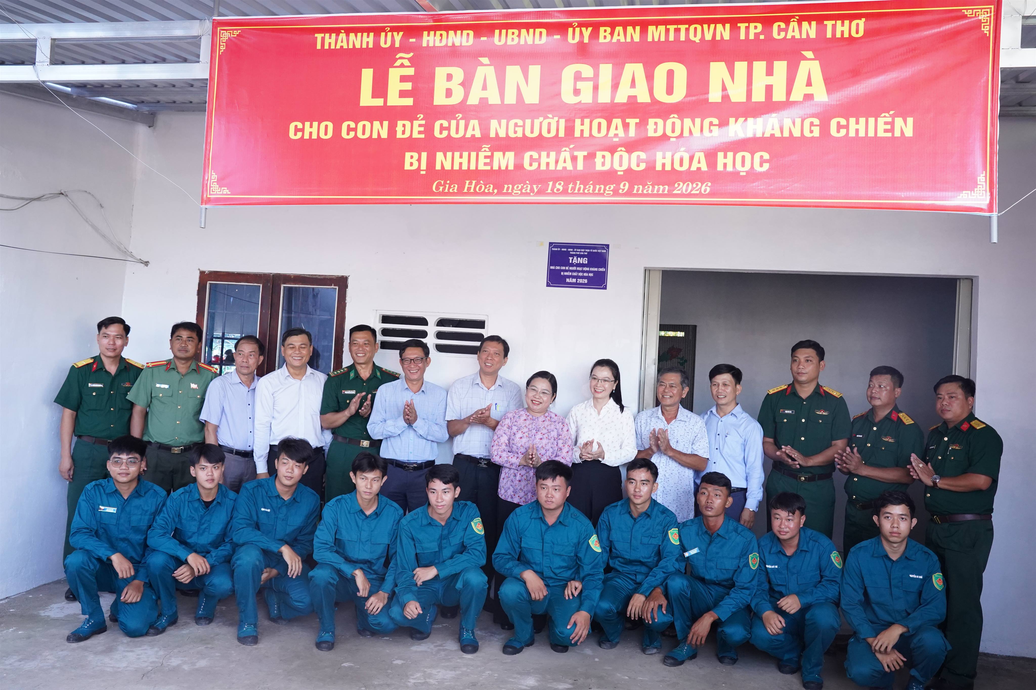 Lễ bàn giao nhà ở cho con đẻ của người hoạt động kháng chiến bị nhiễm chất độc hoá học 