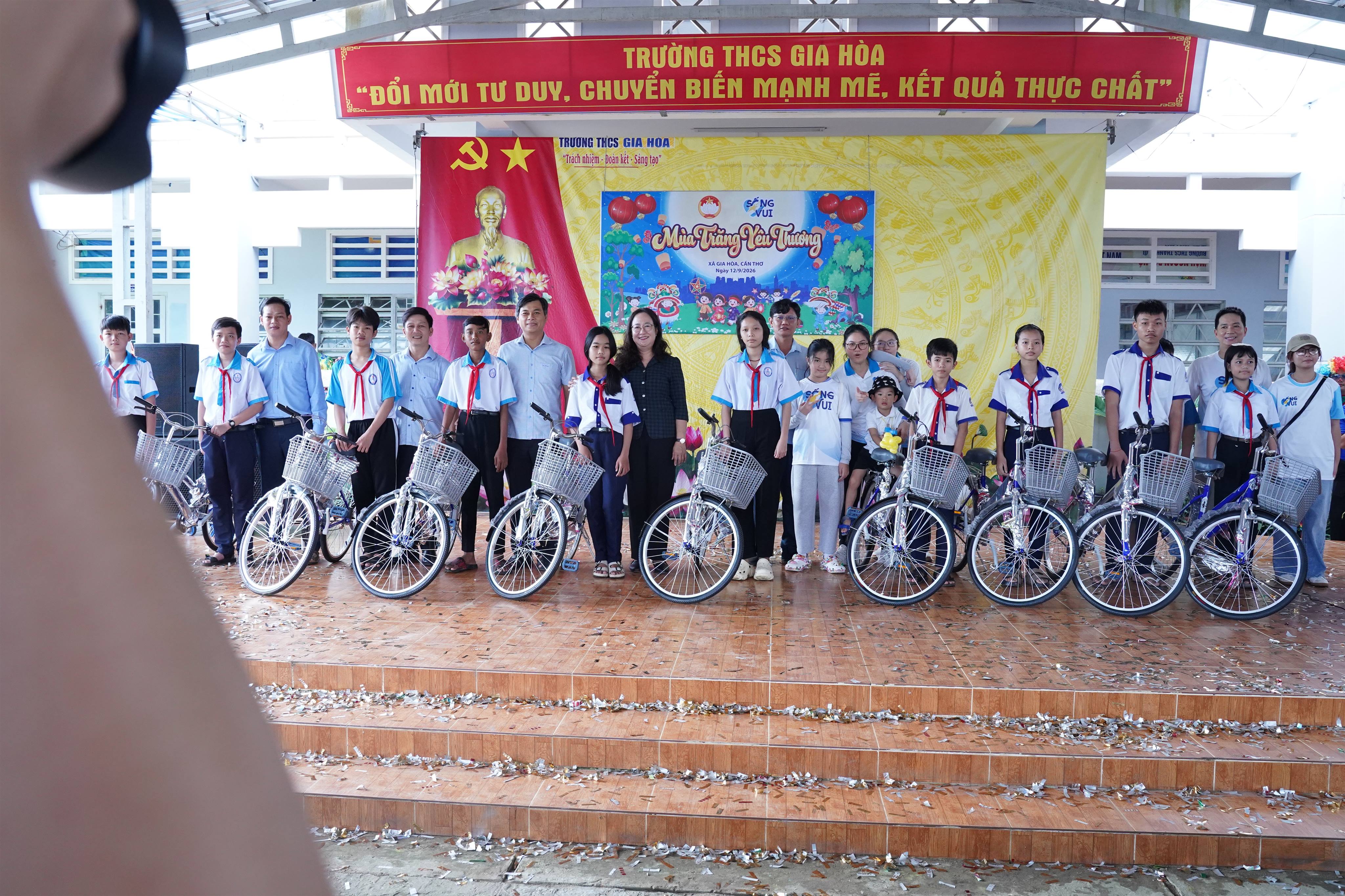 Xã Gia Hoà trao quà cho các hộ gia đình và các em học sinh có hoàn cảnh khó khăn 