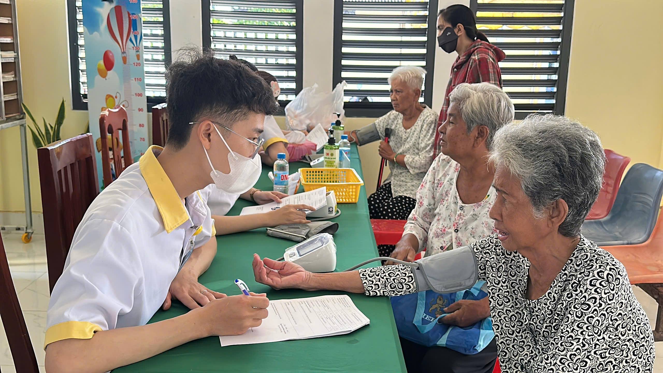 XÃ MỸ HƯƠNG TRIỂN KHAI KHÁM SỨC KHỎE ĐỊNH KỲ, KHÁM SÀNG LỌC CHO NGƯỜI DÂN