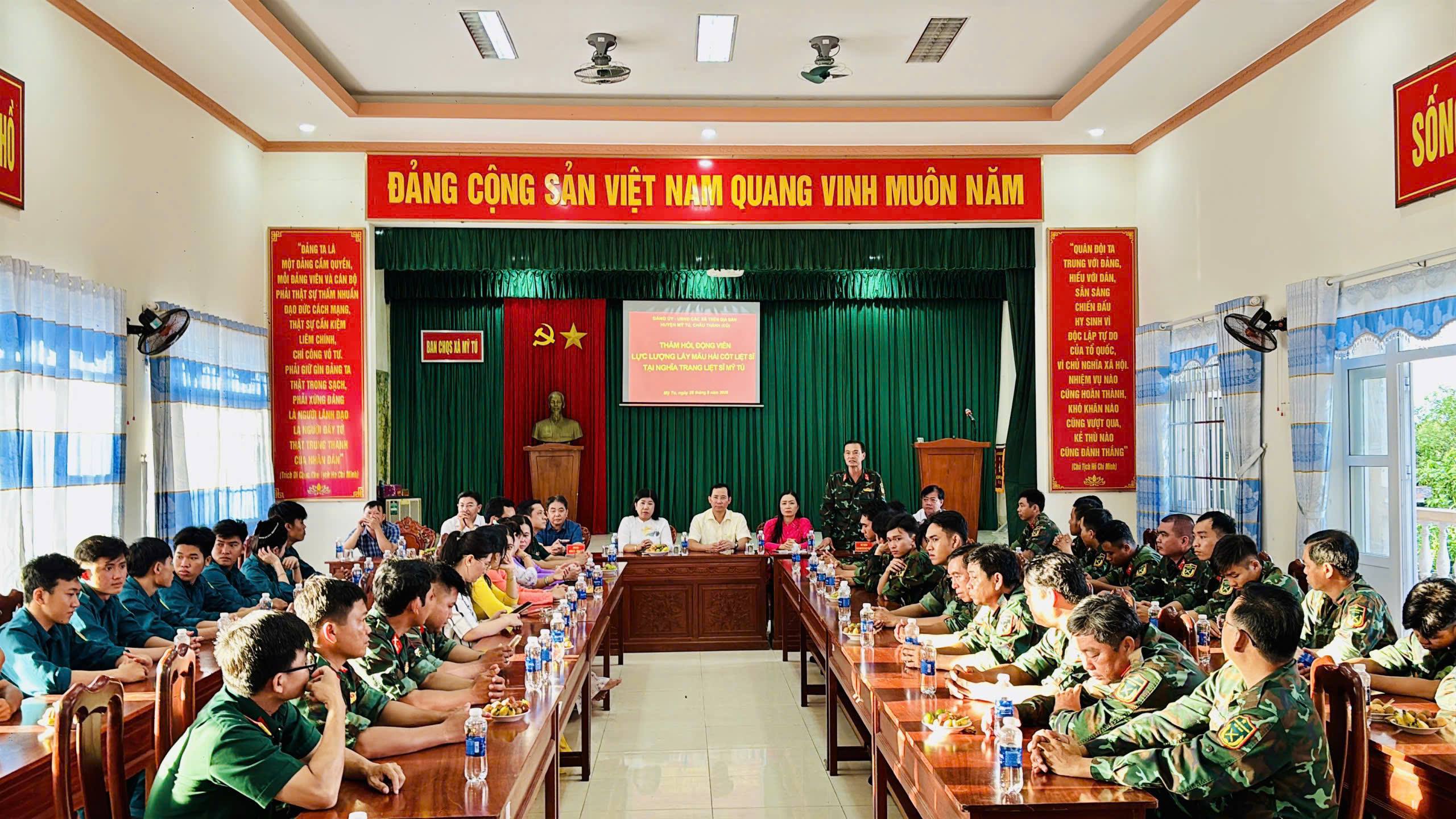 LÃNH ĐẠO XÃ MỸ HƯƠNG THĂM, ĐỘNG VIÊN CÁC LỰC LƯỢNG THỰC HIỆN NHIỆM VỤ TẠI NGHĨA TRANG LIỆT SĨ MỸ TÚ