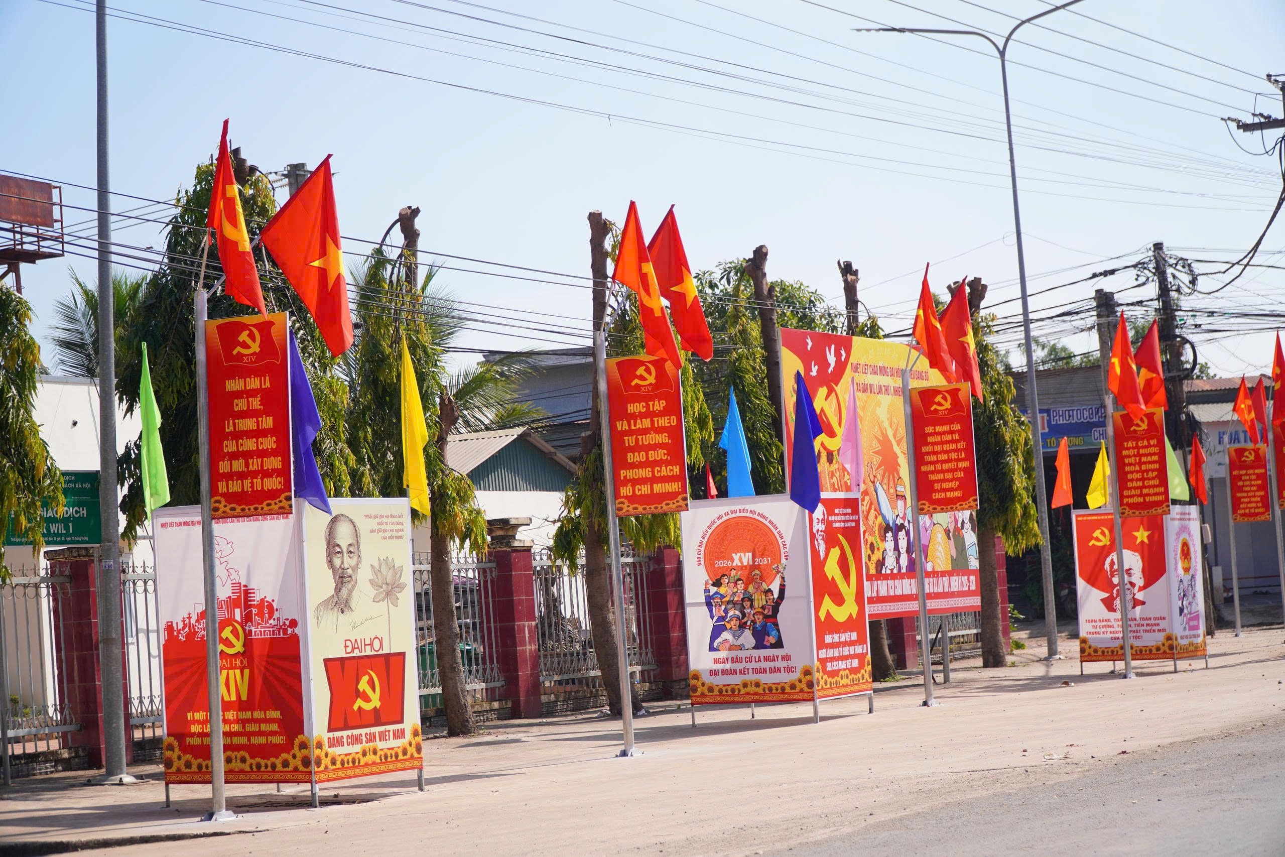 Rực rỡ cờ hoa chào mừng Đại hội Đại biểu toàn quốc lần thứ XIV, cuộc bầu cử Đại biểu Quốc hội khoá 16, Đại biểu HĐND các cấp, nhiệm kỳ 2026 -2031, mừng Xuân Bính Ngọ 2026.