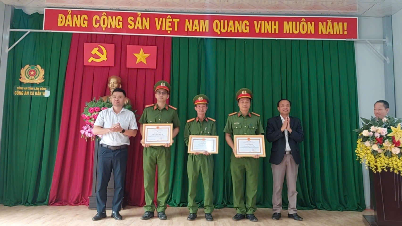 Anh-tin-bai