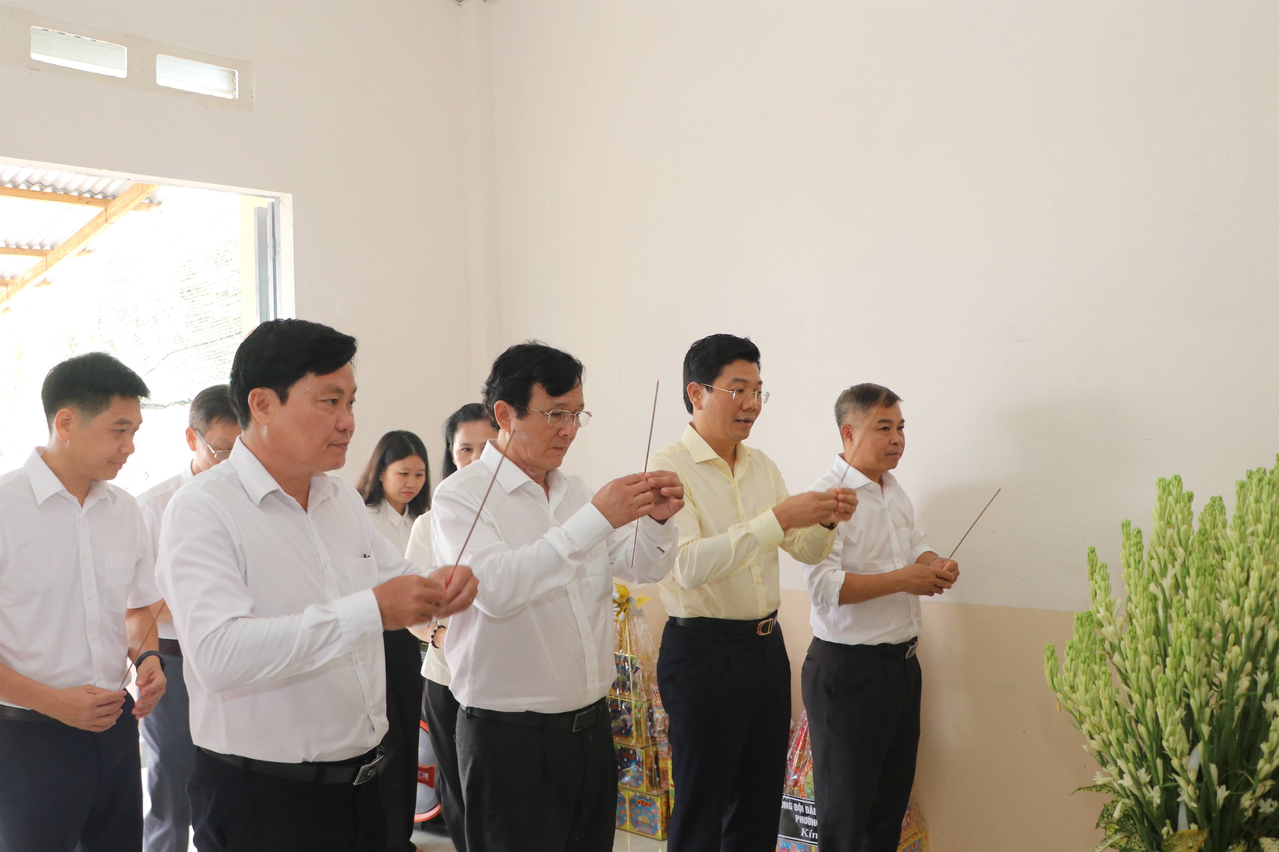 Anh-tin-bai