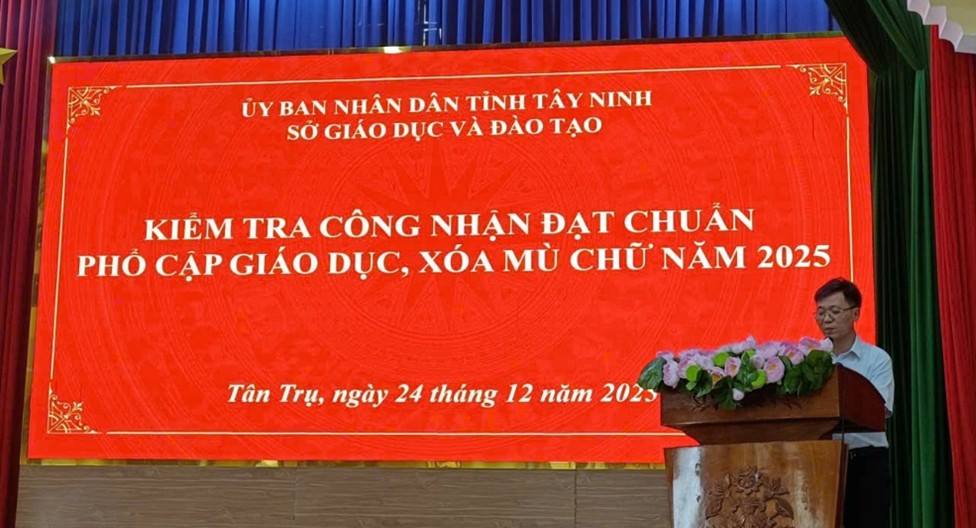 Kiểm tra công nhận phổ cập giáo dục, xóa mù chữ tại các xã Tân Trụ, Vàm Cỏ, Nhựt Tảo