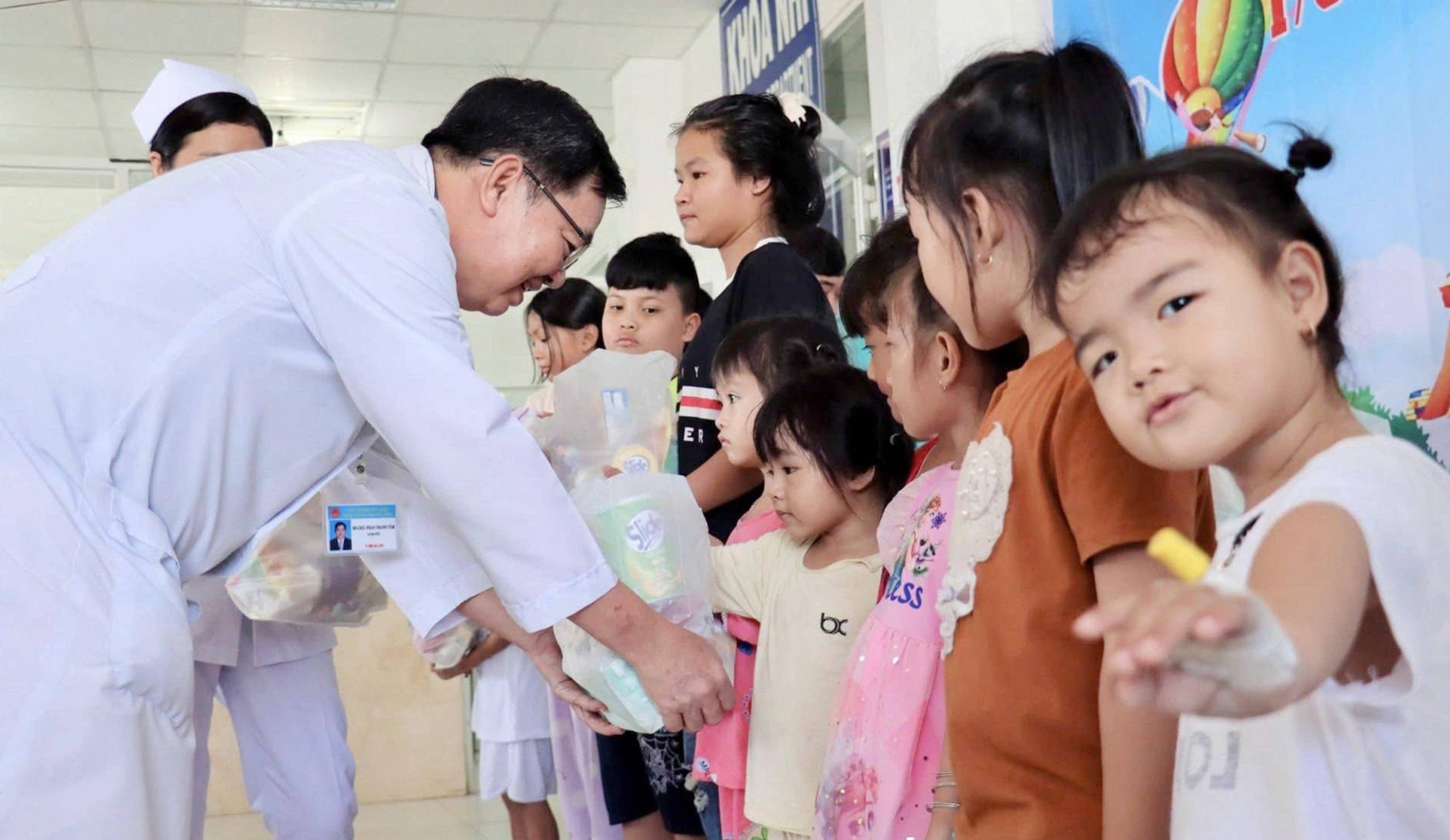 Hoạt động Công tác xã hội tại Bệnh viện Đa khoa Tây Ninh: Lan tỏa từ những điều thầm lặng