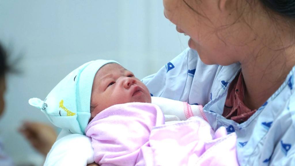 Tây Ninh: Phụ nữ sinh đủ 2 con trước 35 tuổi được thưởng 2 triệu đồng