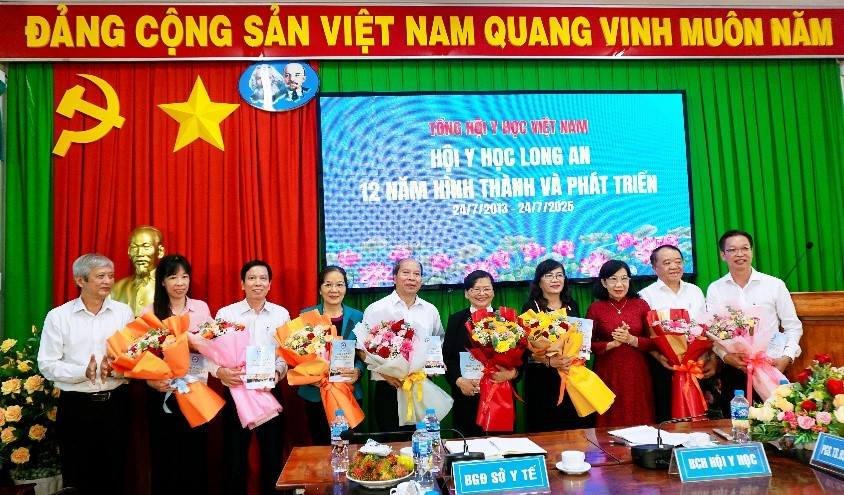 Hội Y học Long An trao tặng kỷ yếu kỷ 12 năm hình thành và phát triển