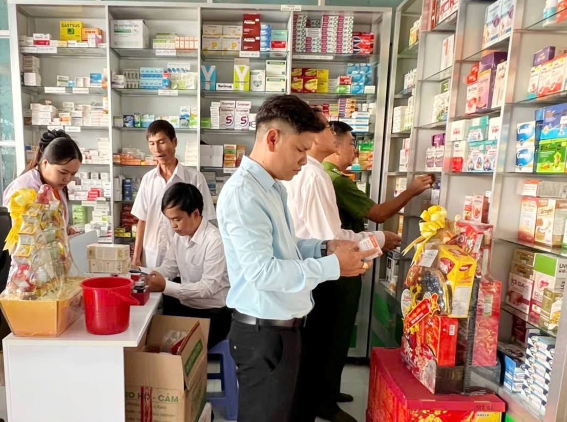 Kiểm tra các cơ sở hành nghề dược, kinh doanh mỹ phẩm trên địa bàn xã Nhơn Hòa Lập