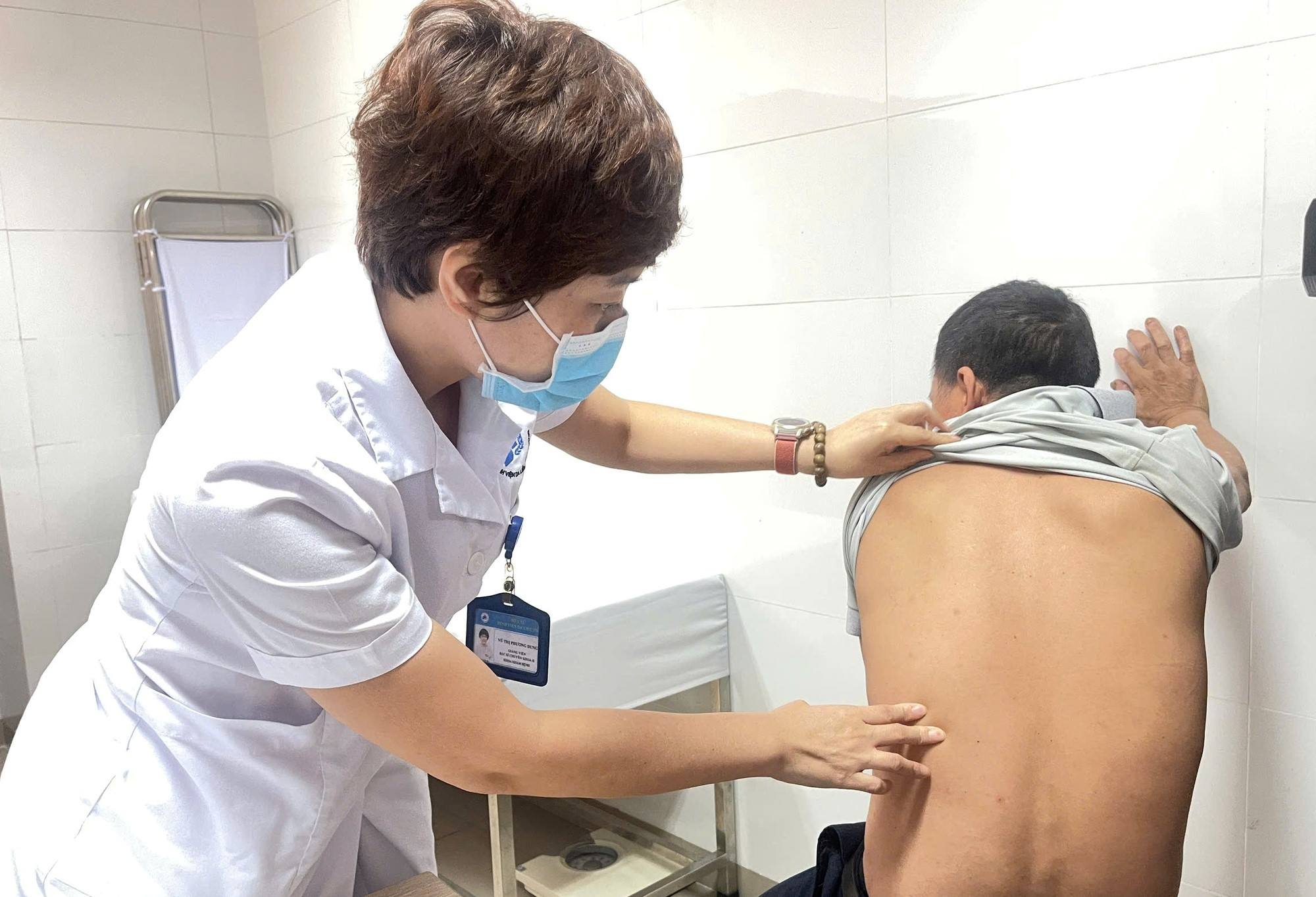 Mới nắng đầu mùa, bệnh da liễu tăng mạnh, bác sĩ chỉ cách phòng tránh