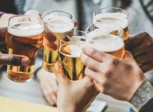 Từ 15/5, uống rượu bia trong giờ làm việc bị phạt đến 3 triệu đồng