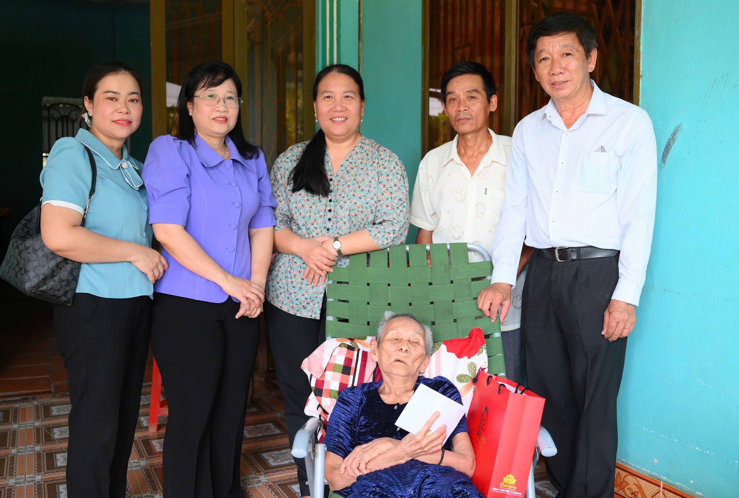 Sở Y tế tỉnh Tây Ninh thăm, tặng quà Mẹ Việt Nam Anh hùng