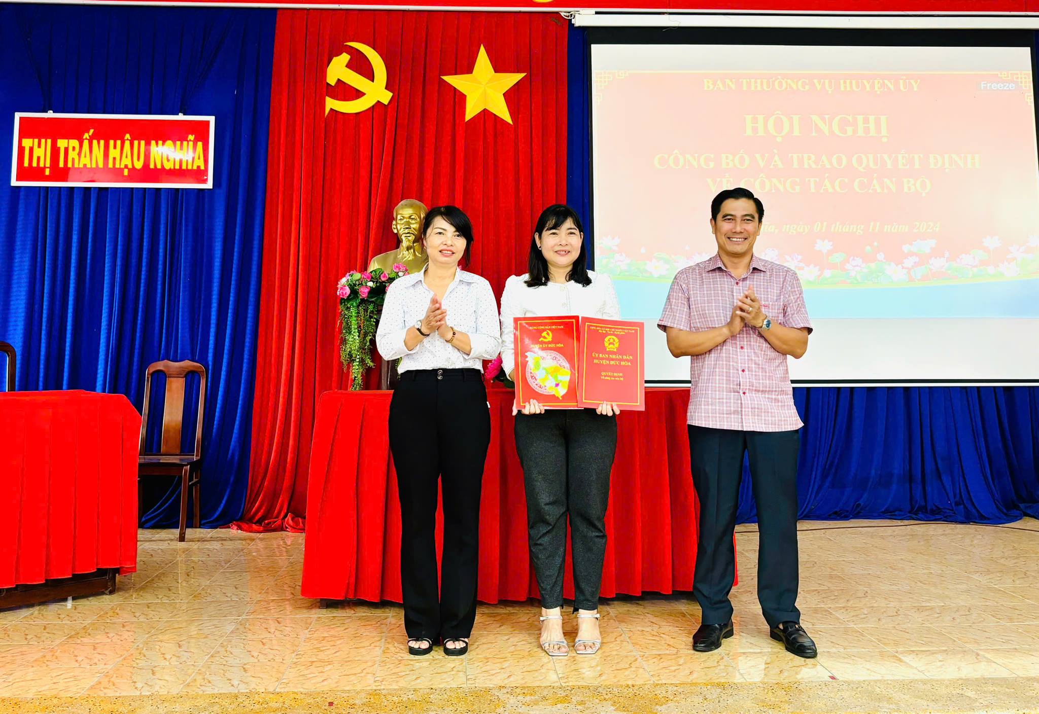 Đức Hòa công bố và trao quyết định công tác cán bộ