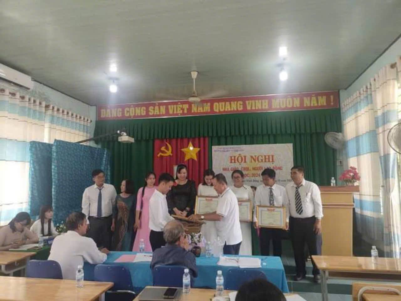 Anh-tin-bai
