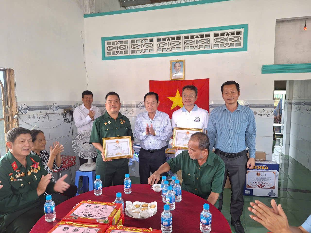 Anh-tin-bai