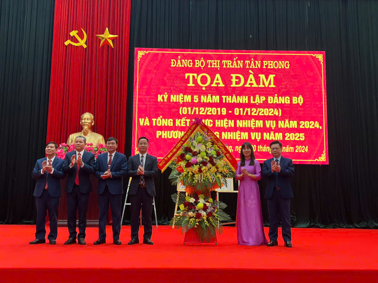 Đảng bộ thị trấn Tân Phong, trao Huy hiệu Đảng đợt 2/9 và 7/11 và tổ chức Hội nghị tọa đàm kỷ niệm 5 năm thành lập Đảng bộ ngày (01/12/2019 -01/12/2024) và tổng kết thực hiện nhiệm vụ năm 2024, triển khai phương hướng nhiệm vụ năm 2025