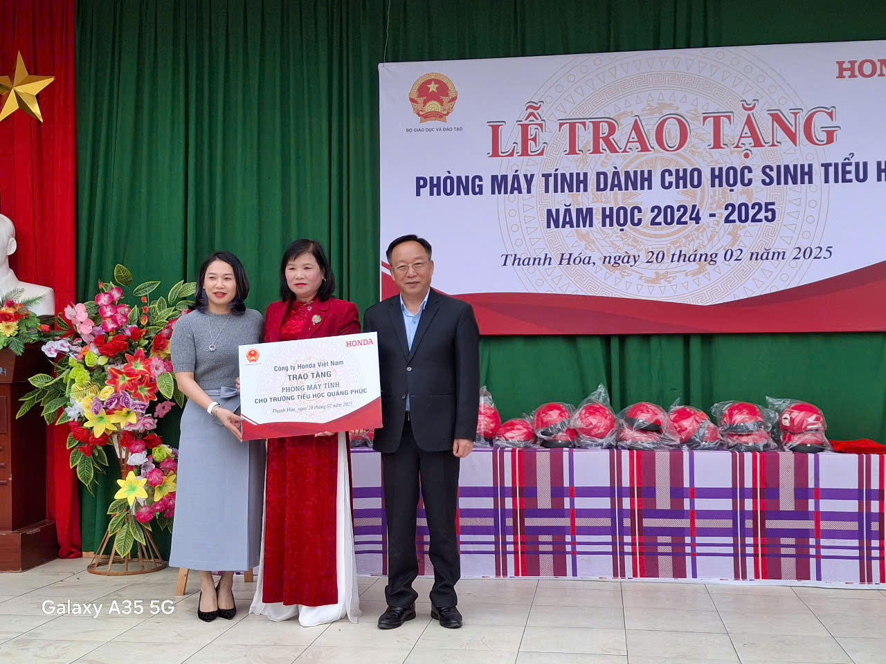 Trưởng tiểu học Quảng Phúc nhận bàn giao máy tính trang bị cho phòng học tin học 