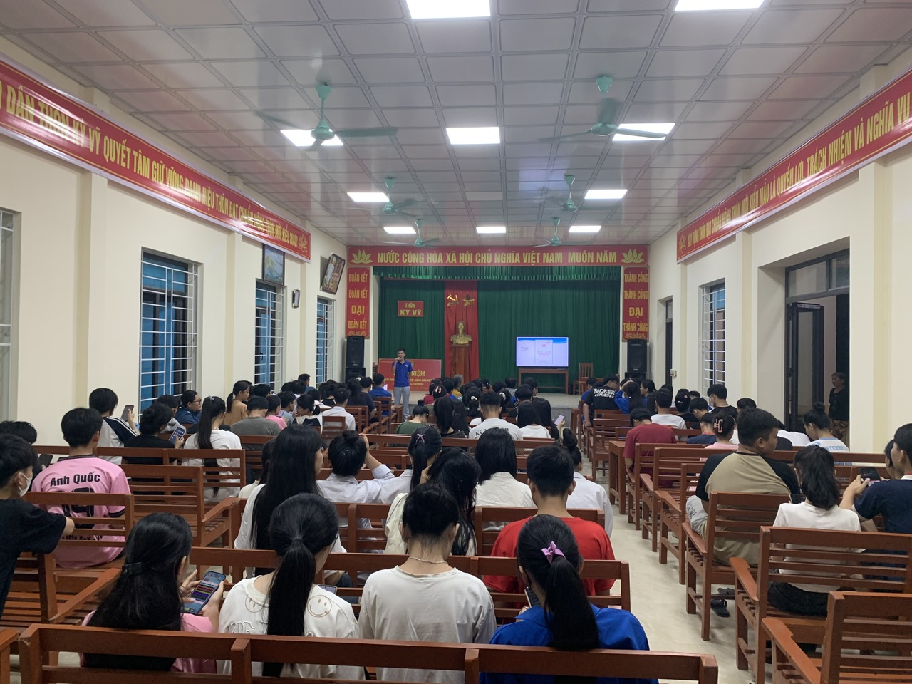 Đoàn xã Quảng Ngọc phối hợp với UBND xã về cài đặt chữ ký số cá nhân