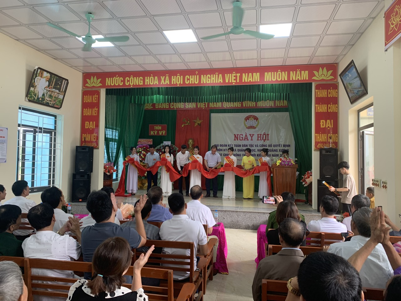 Nhân dịp tổ chức ngày hội đại đoàn kết toàn dân tộc cán bộ và nhân dân thôn Kỳ Vỹ tổ chức khánh  thành nhà văn hóa thôn