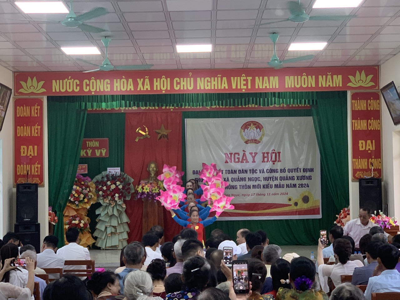 Chương trình văn nghệ chào mừng ngày đại đoàn kết toàn dân tộc ở khu dân cư thôn Kỳ Vỹ - xã Quảng Ngọc