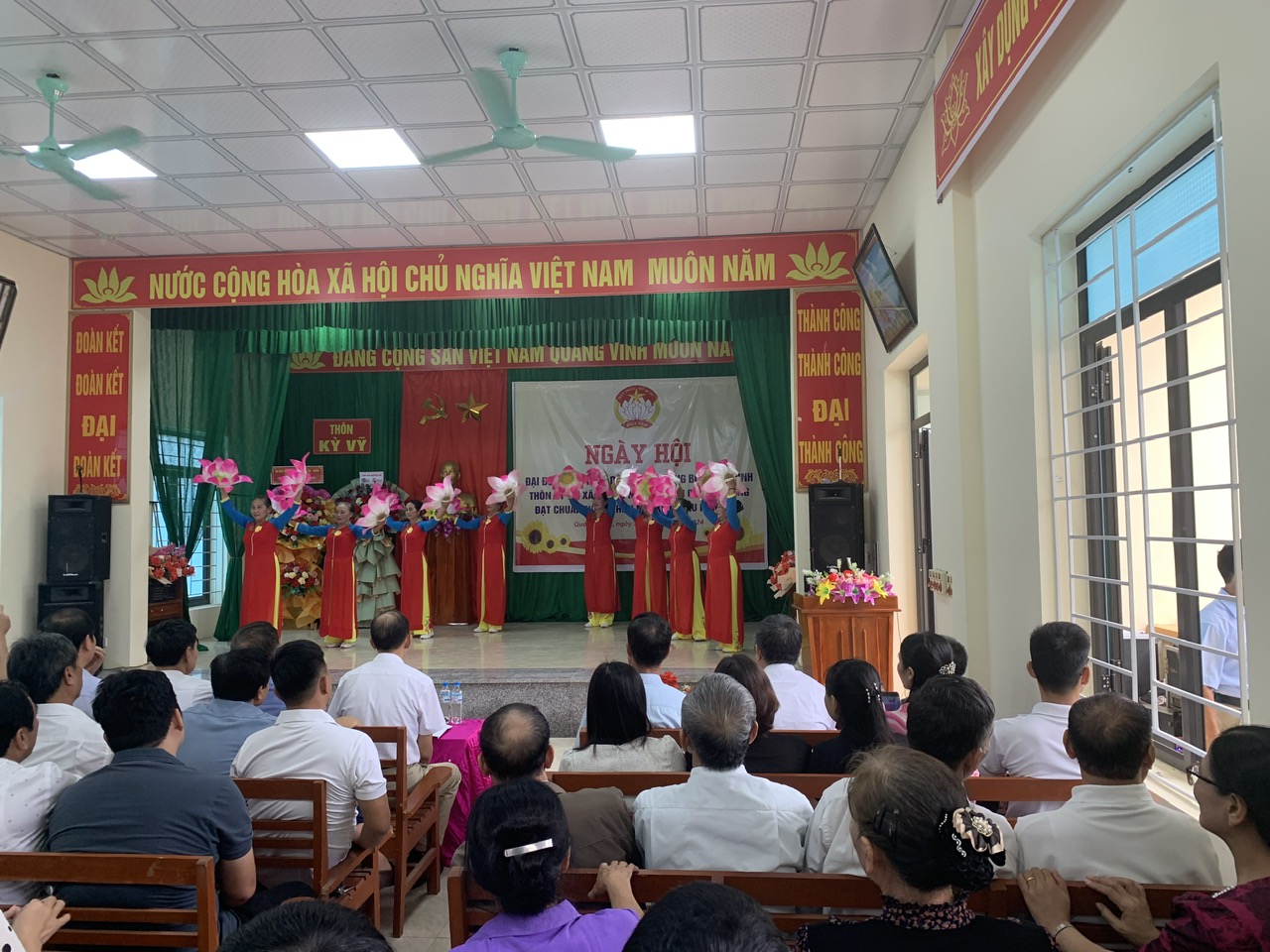 Thôn Kỳ Vỹ xã Quảng Ngọc tổ chức  ngày đại đoàn kết toàn dân tộc  các tiết mục văn nghệ chào mừng