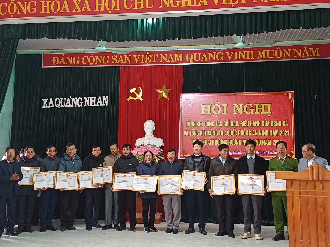 Anh-tin-bai