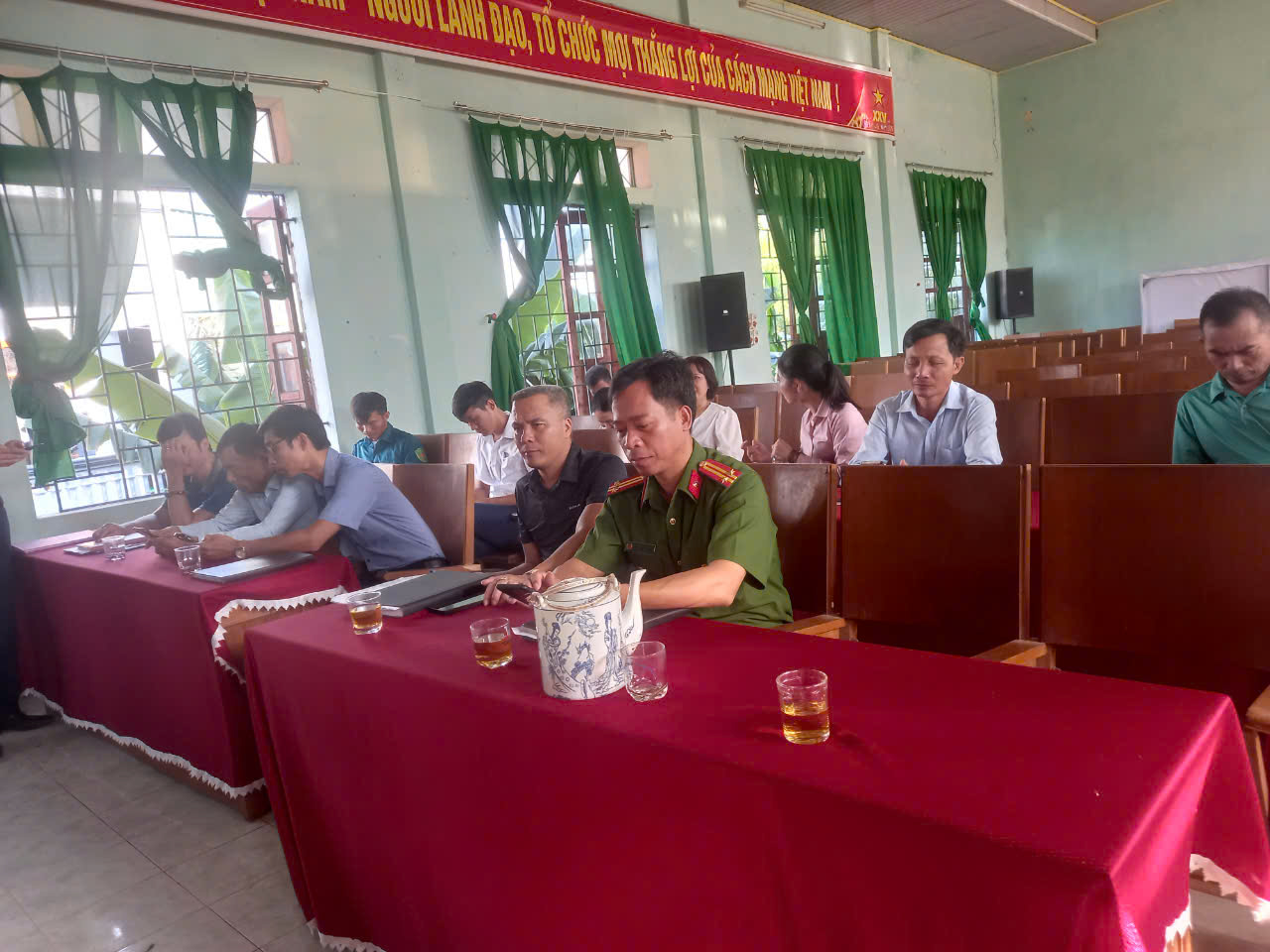 Sáng ngày 29/8/2024, tại Hội trường UBND xã Quảng Nhân tổ chức hội nghị giao ban đánh giá kết quả chuyển đổi số năm 2024. Đồng chí Nguyễn Trung Kiên - Chủ tịch UBND xã - trưởng Ban chỉ đạo chuyển đổi số xã chủ trì