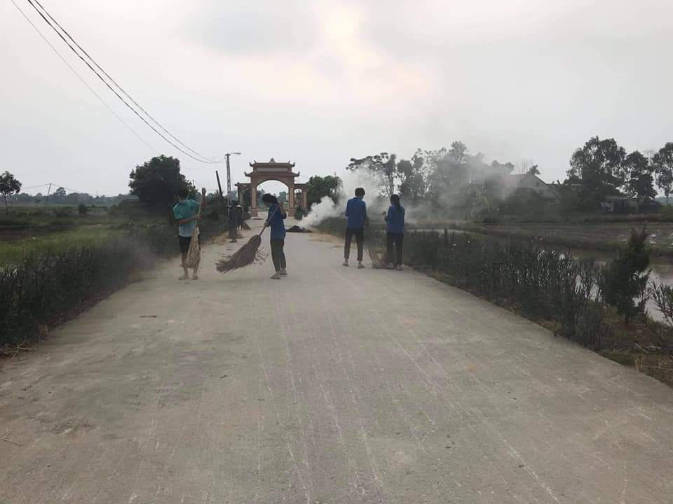 Xã Đông Hoàng ra quân hưởng ứng ngày Môi trường thế giới 2021