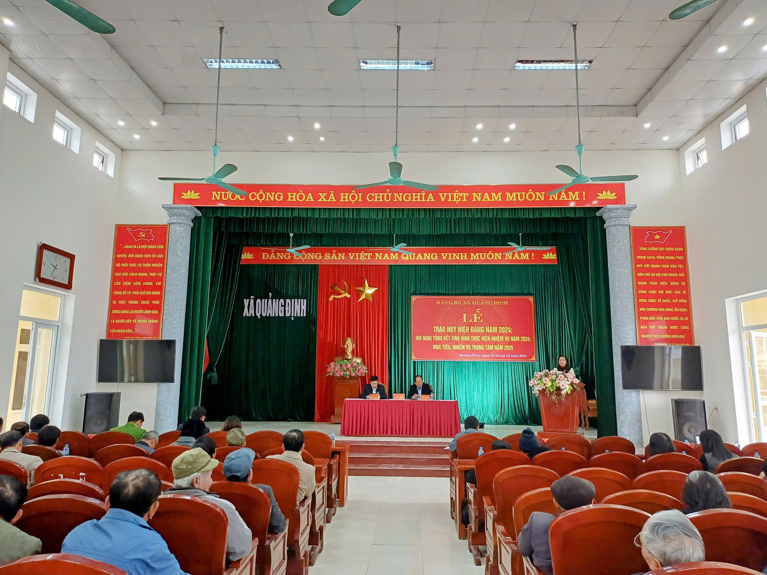 Đảng bộ xã Quảng Định tổ chức Lễ trao huy hiệu Đảng năm 2024 và Hội nghị tổng kết tình hình thực hiện nhiệm vụ năm 2024; mục tiêu, nhiệm vụ trọng tâm năm 2025