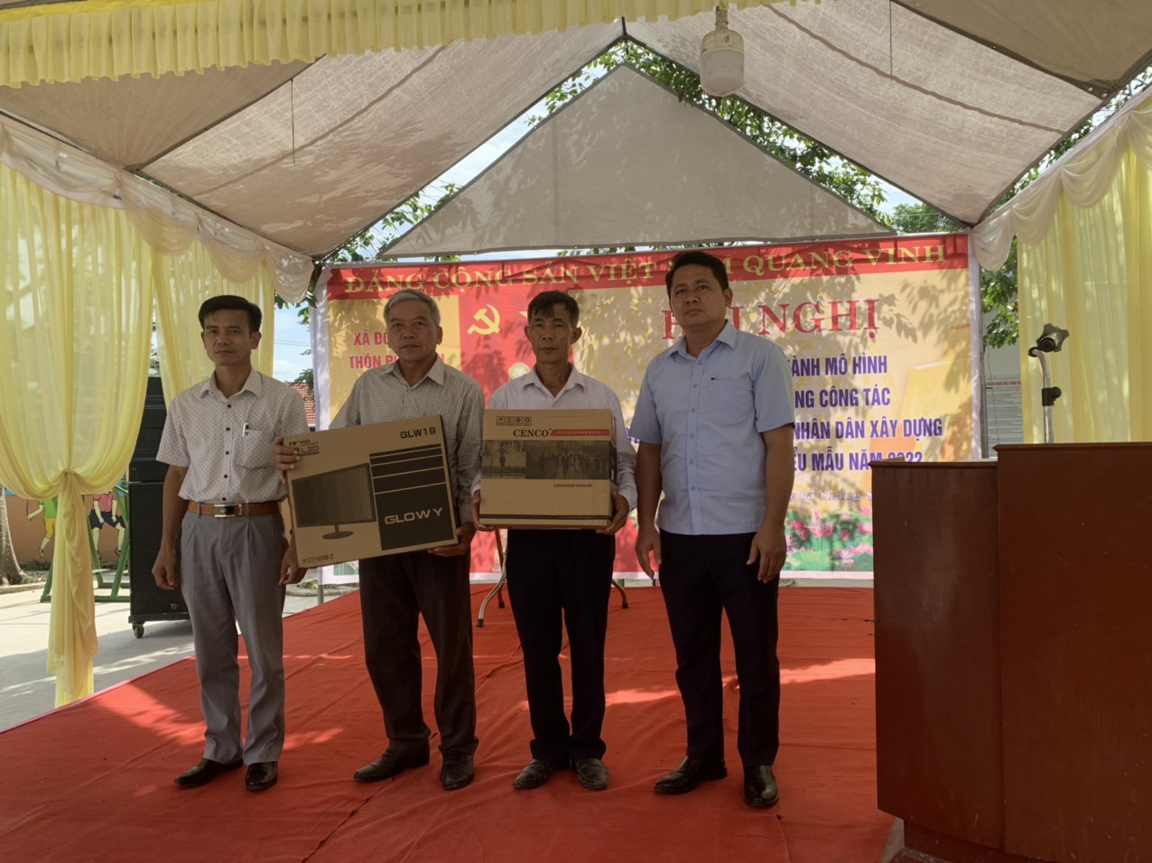 Tặng quà 2.jpg