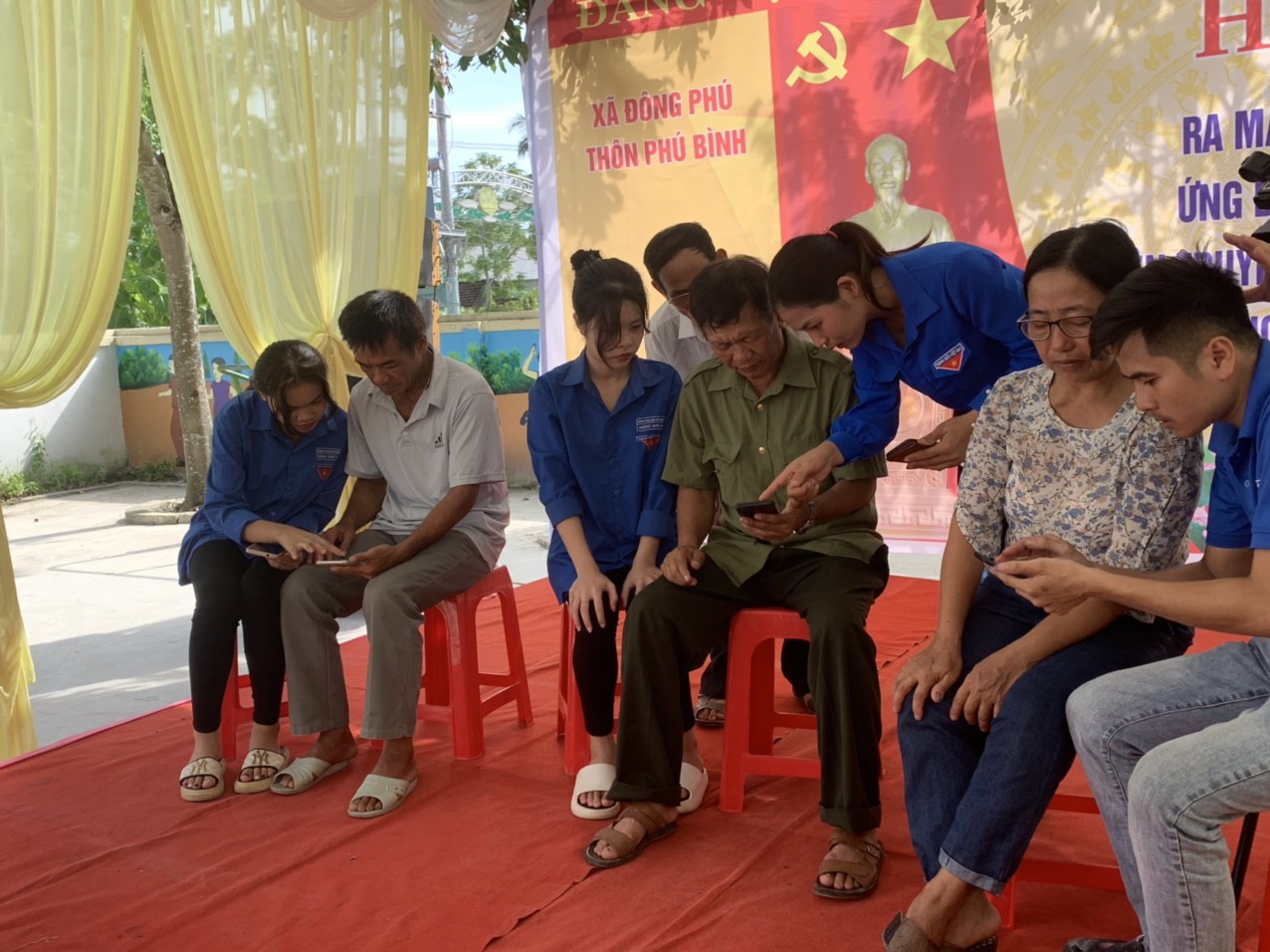 Đoàn hướng dẫn.jpg