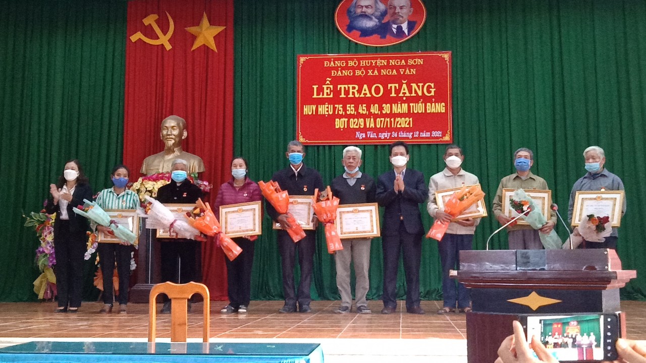 trao huy hieu.jpg