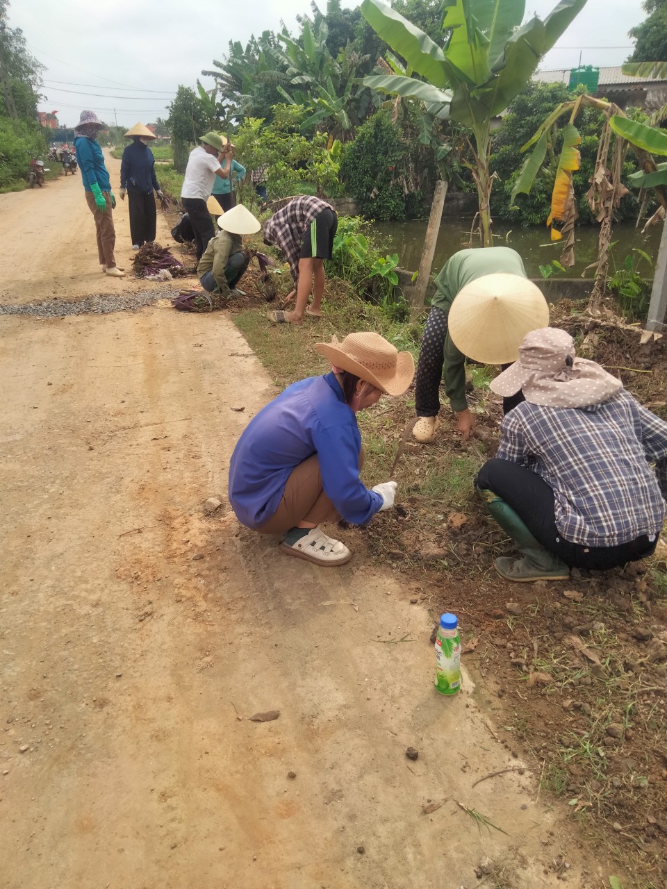 Hội viên nông dân tham gia tổng dọn vệ sinh môi trường