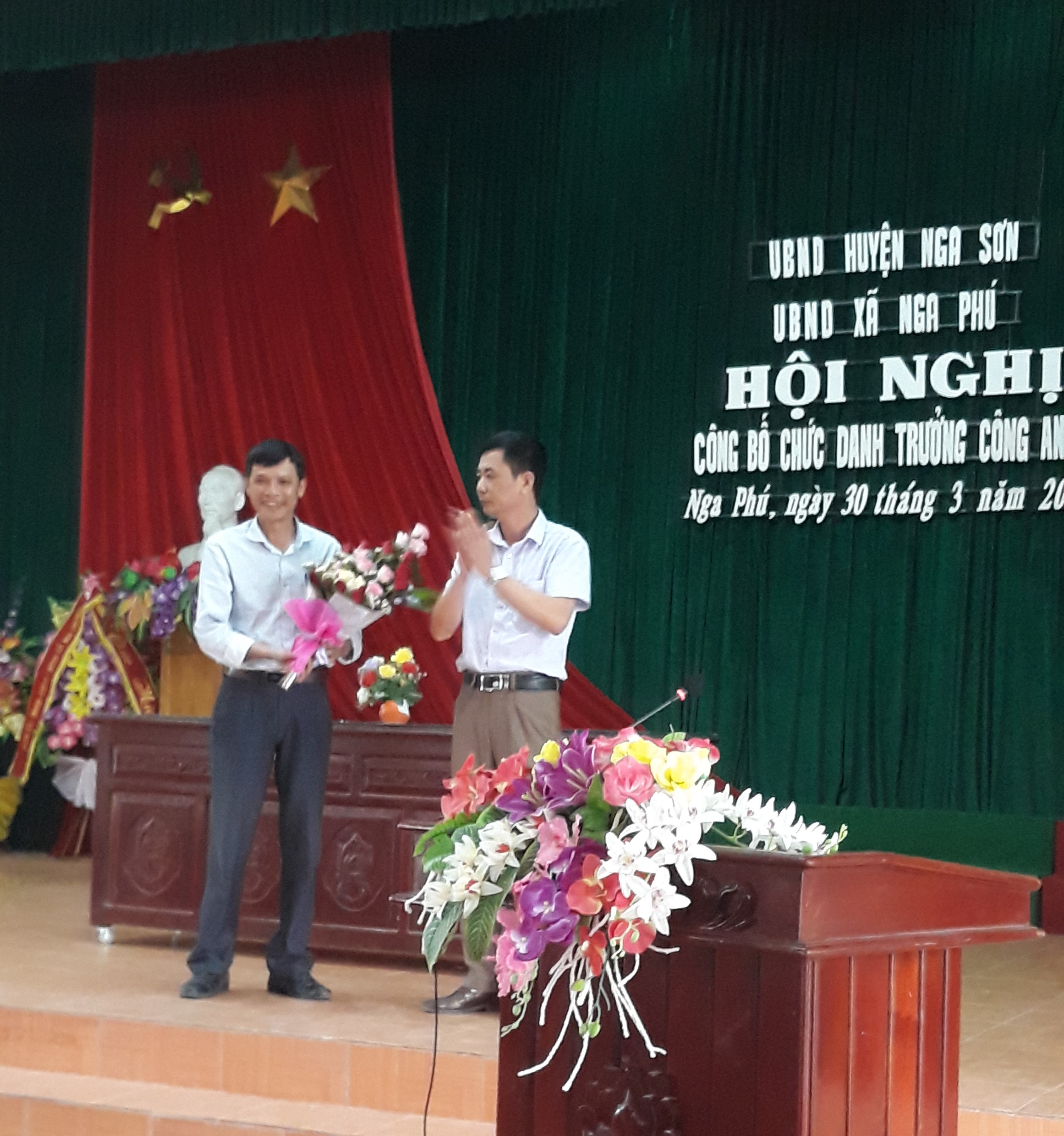 Tặng hoa .jpg