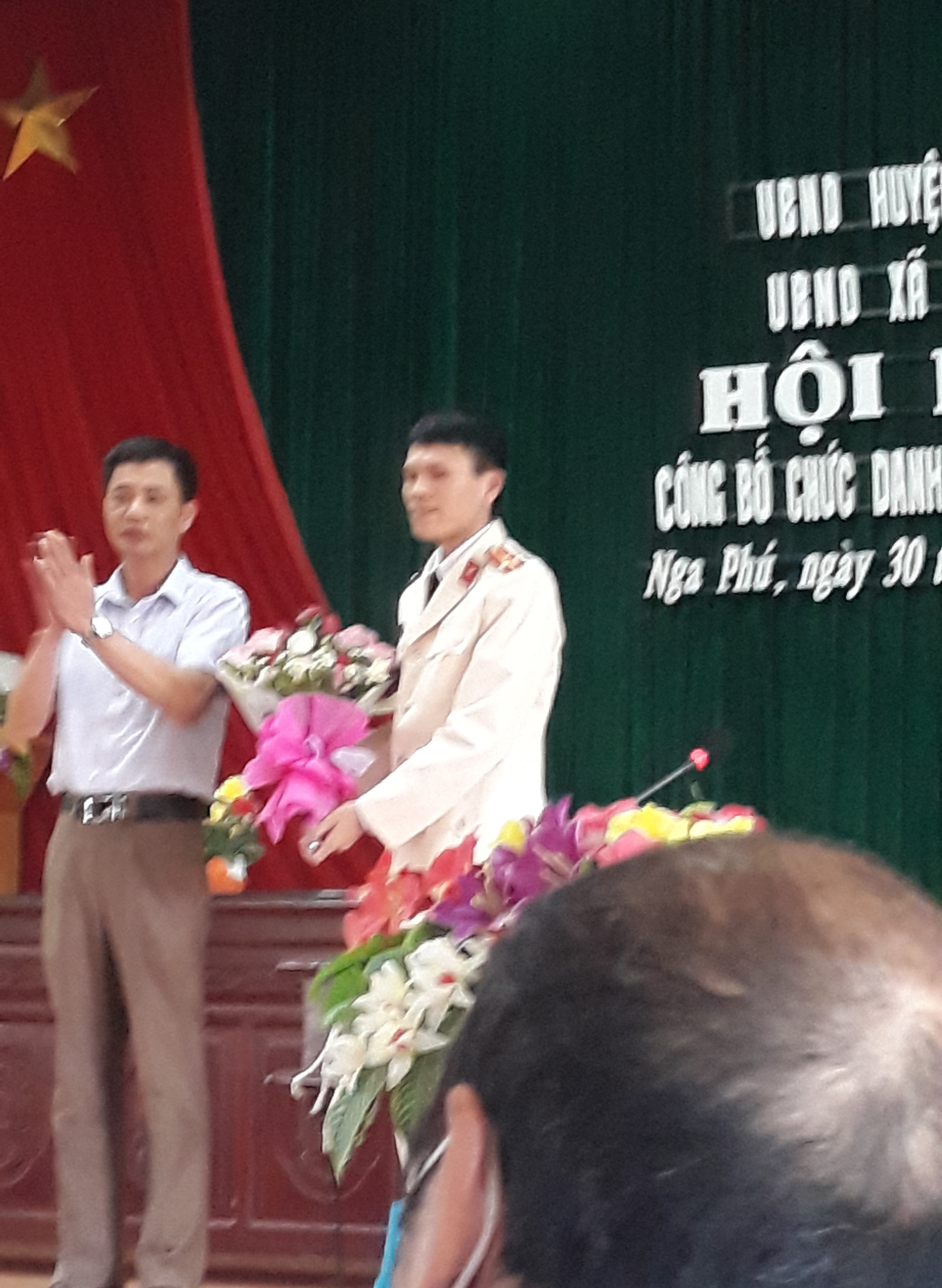 Tặng hoa CA mới.jpg