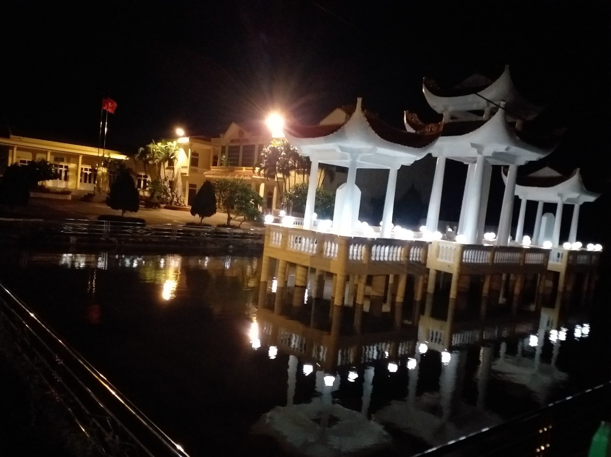 Đài tưởng niệm.jpg