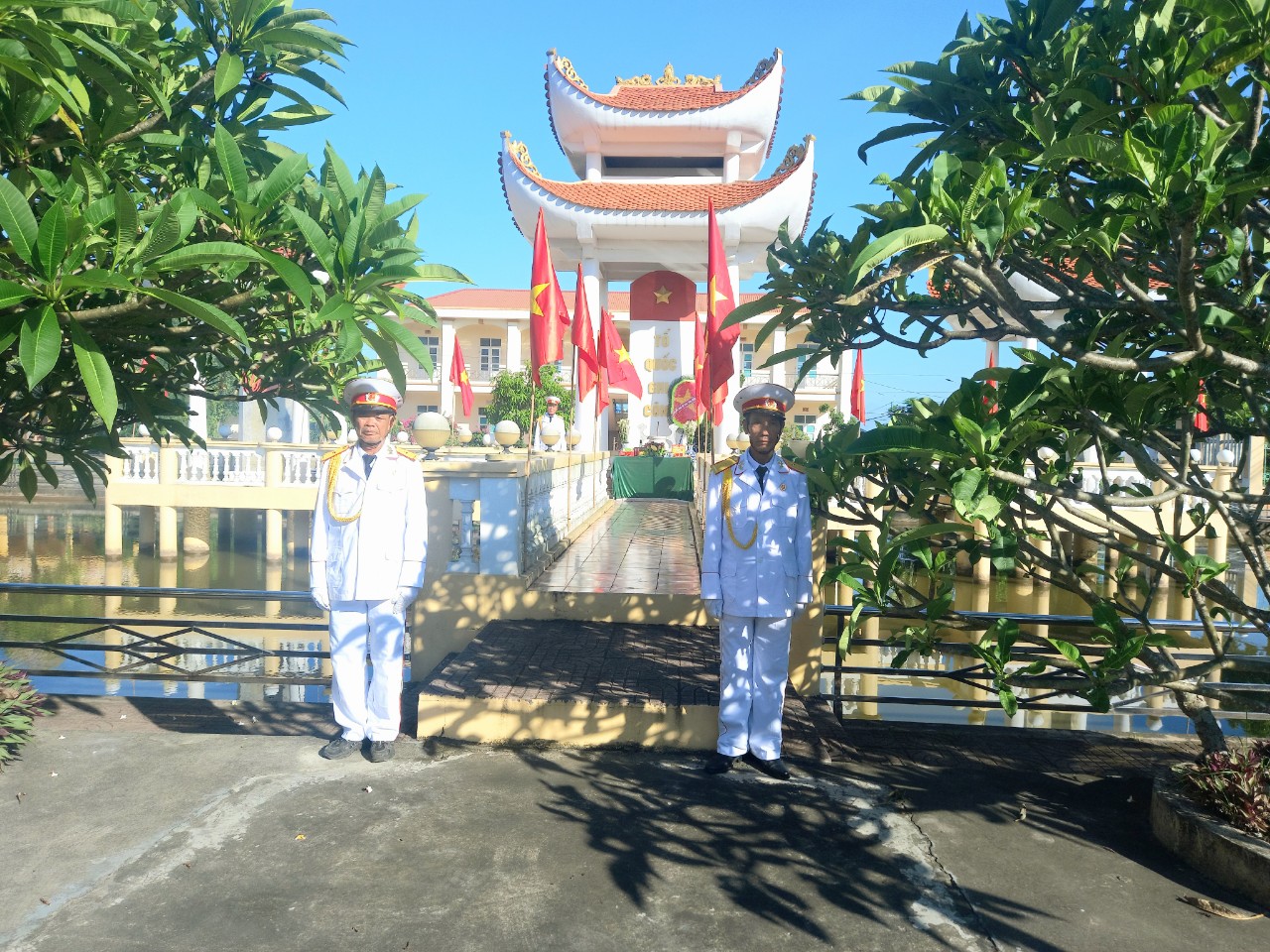 Đài tưởng niệm.jpg