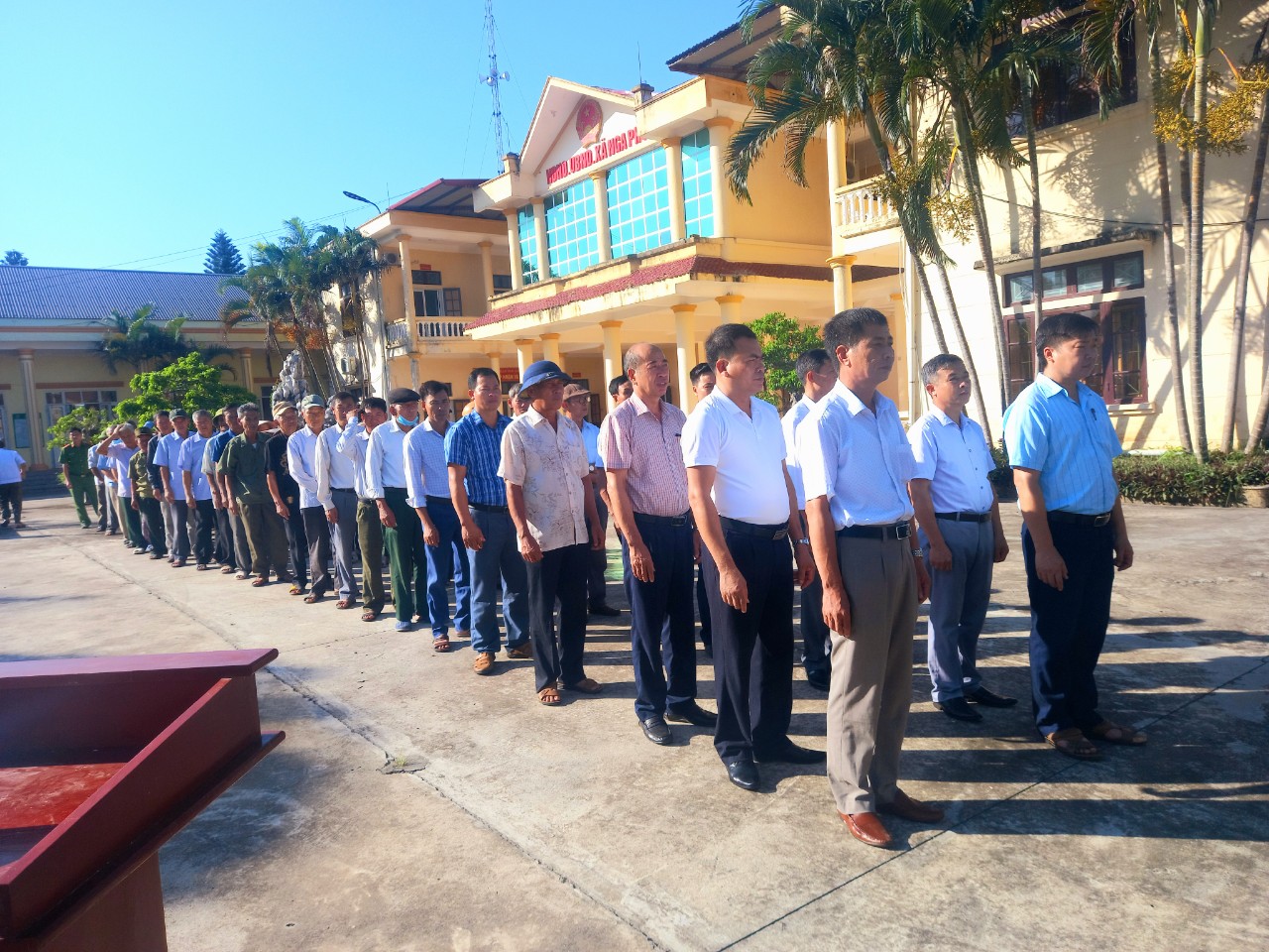 Dâng hương tưởng niệm.jpg