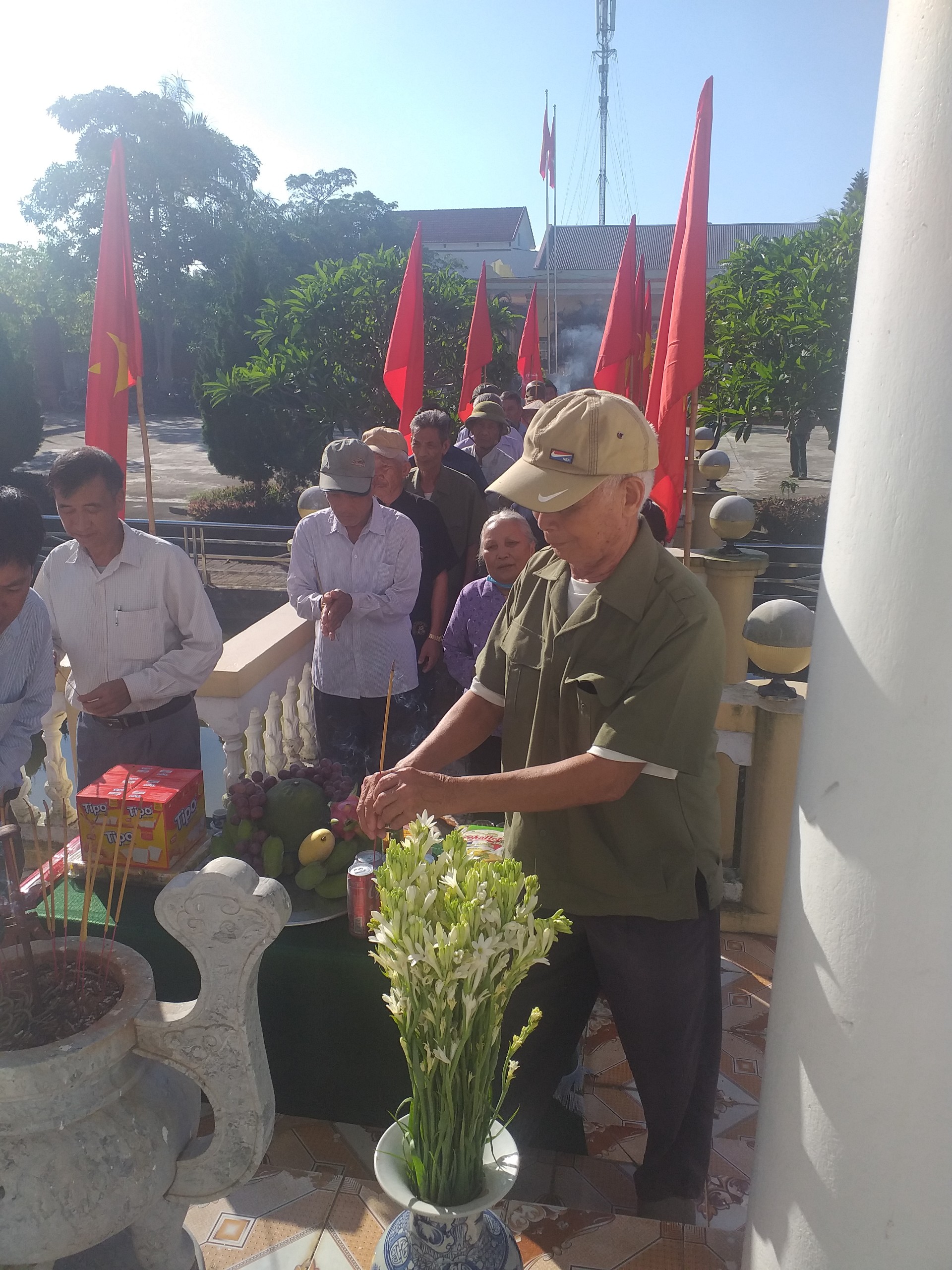 Thắp hương 1.jpg