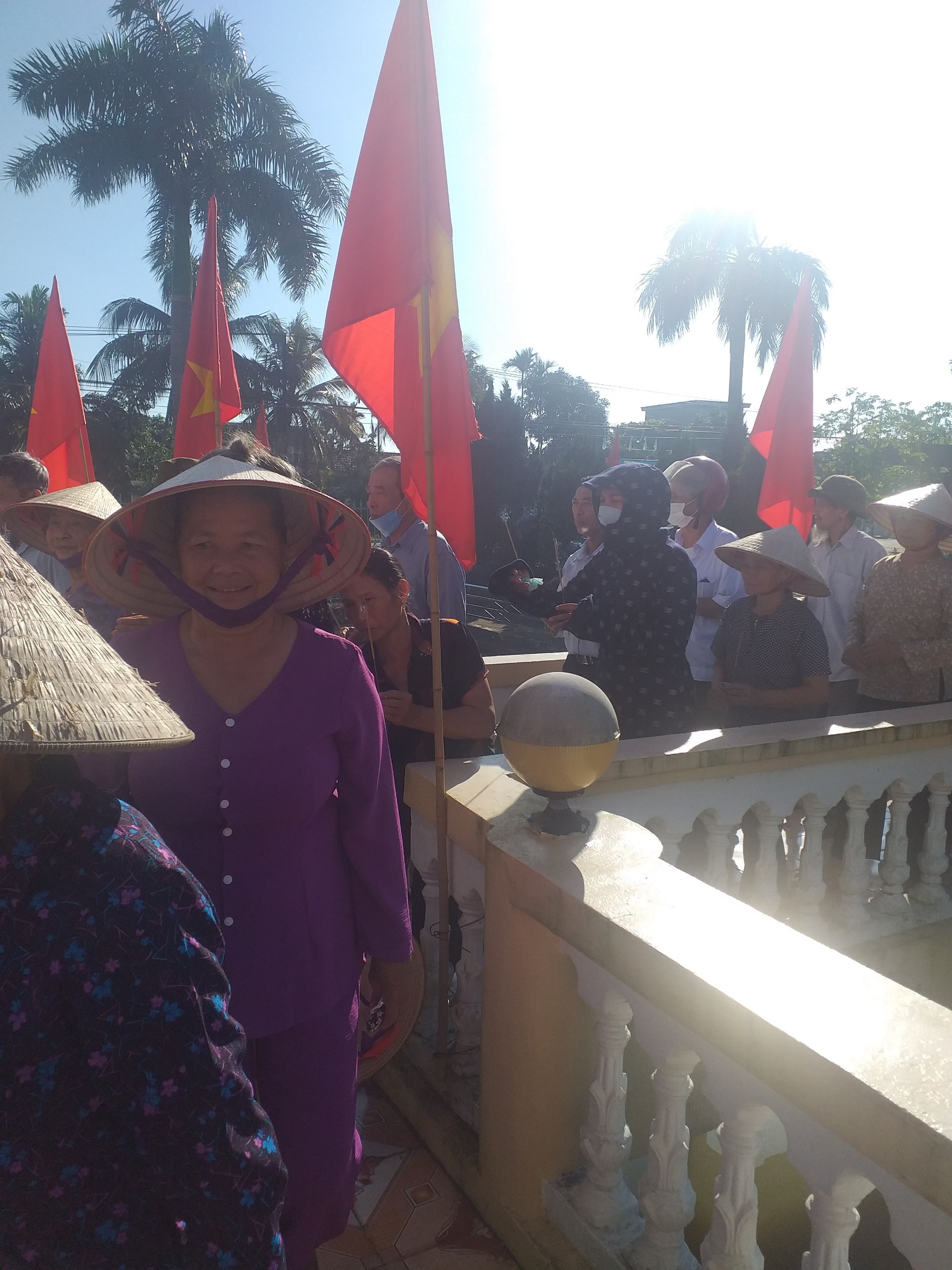 Thắp hương 2.jpg