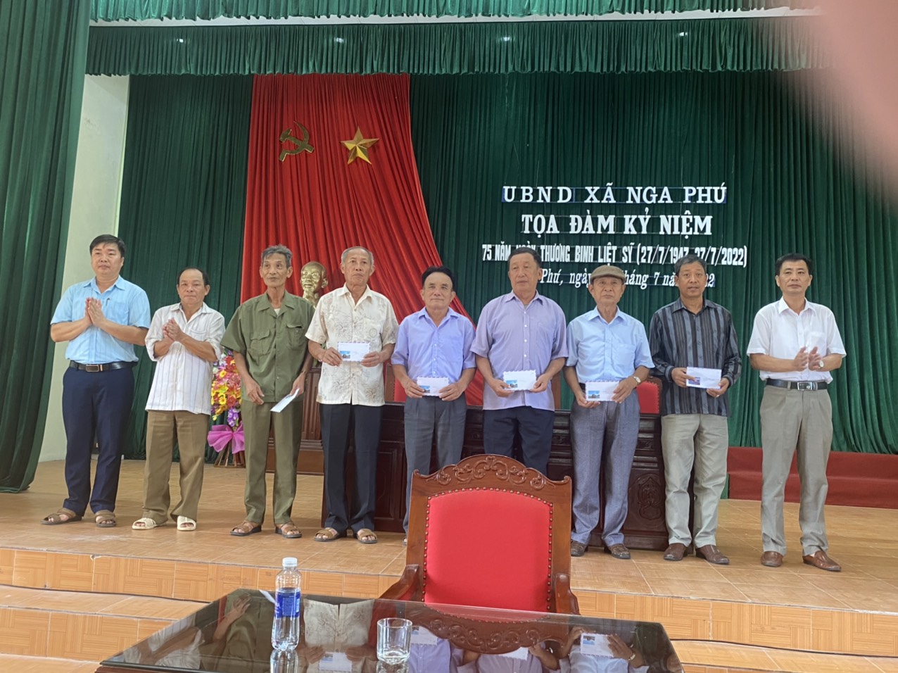 Tặng quà.jpg