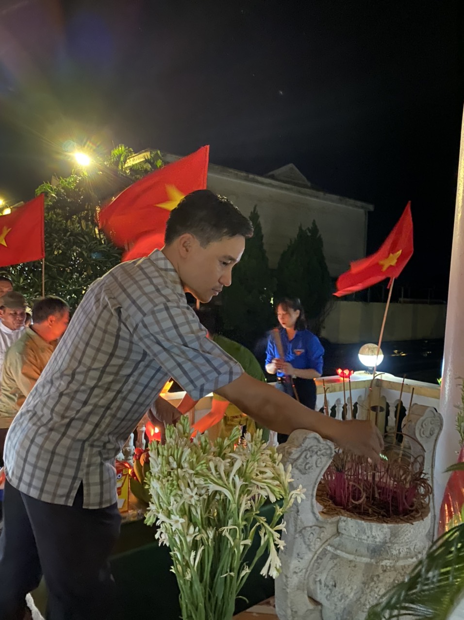 Thắp nến tri ân 2.jpg