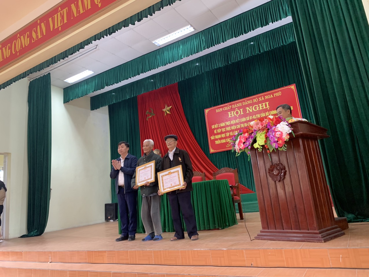 Tặng huy hiệu Đảng.jpg