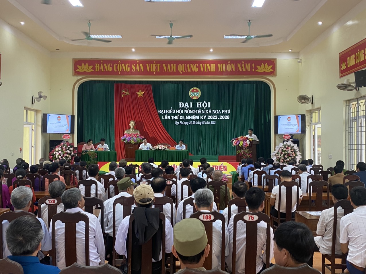 Toàn cảnh đại hội.jpg