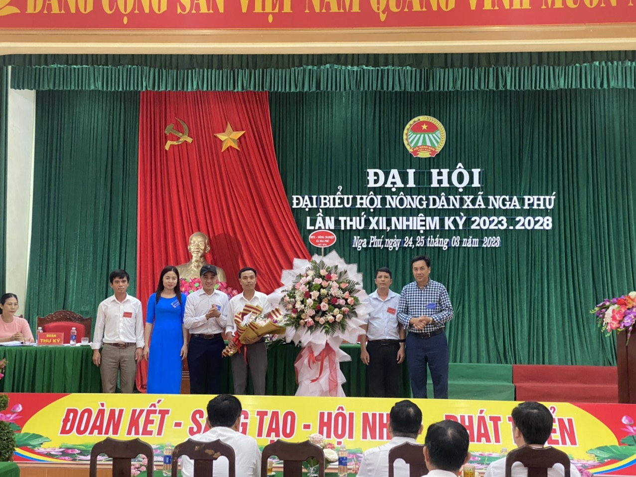 Ảnh tặng hoa chúc mừng đại hội.jpg