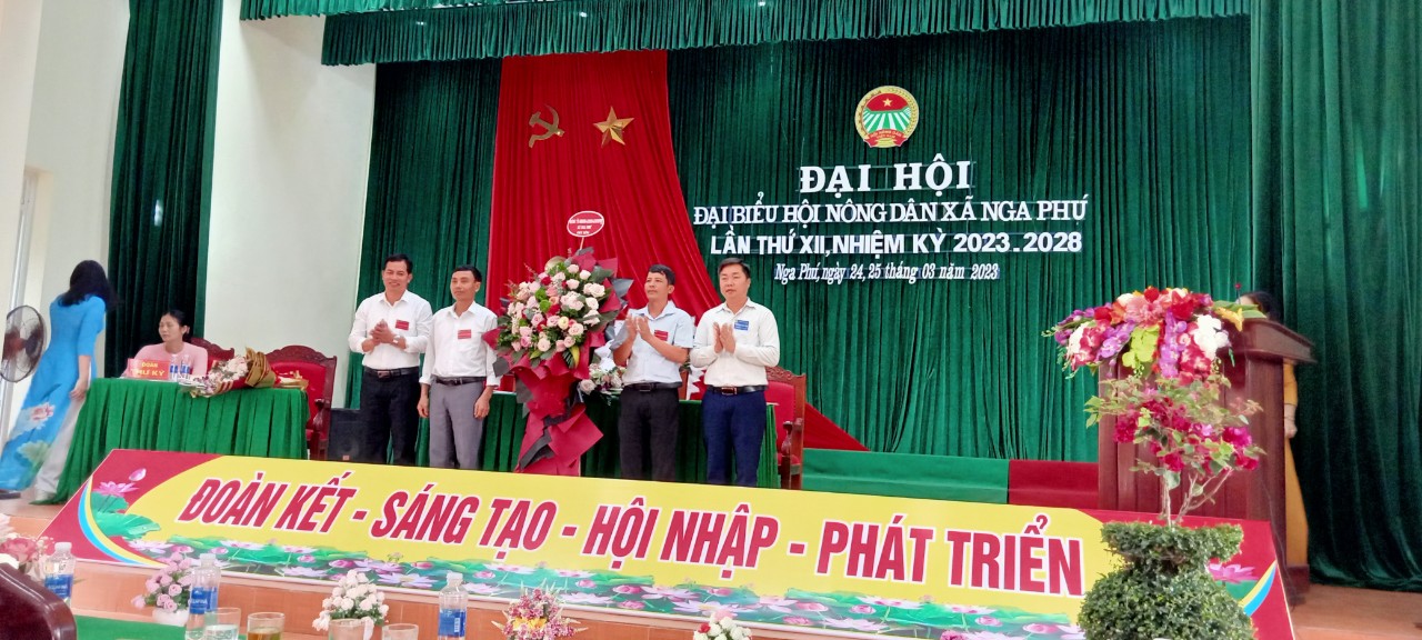 ảnh ĐU - HĐND, UBND tặng hoa.jpg