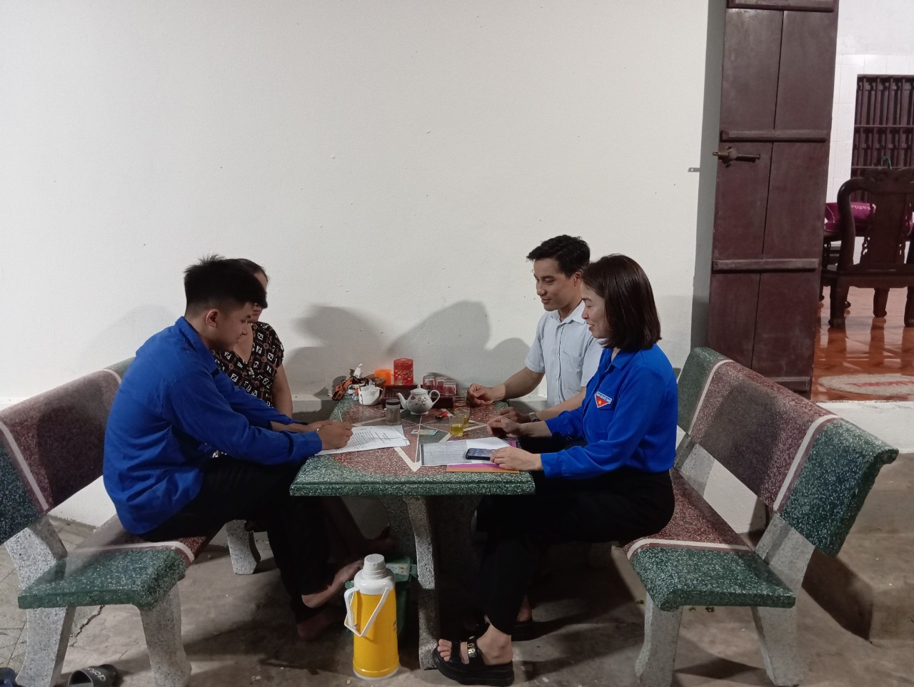 Ảnh vận động thanh niên viết đơn tình nguyện nhập ngũ.jpg