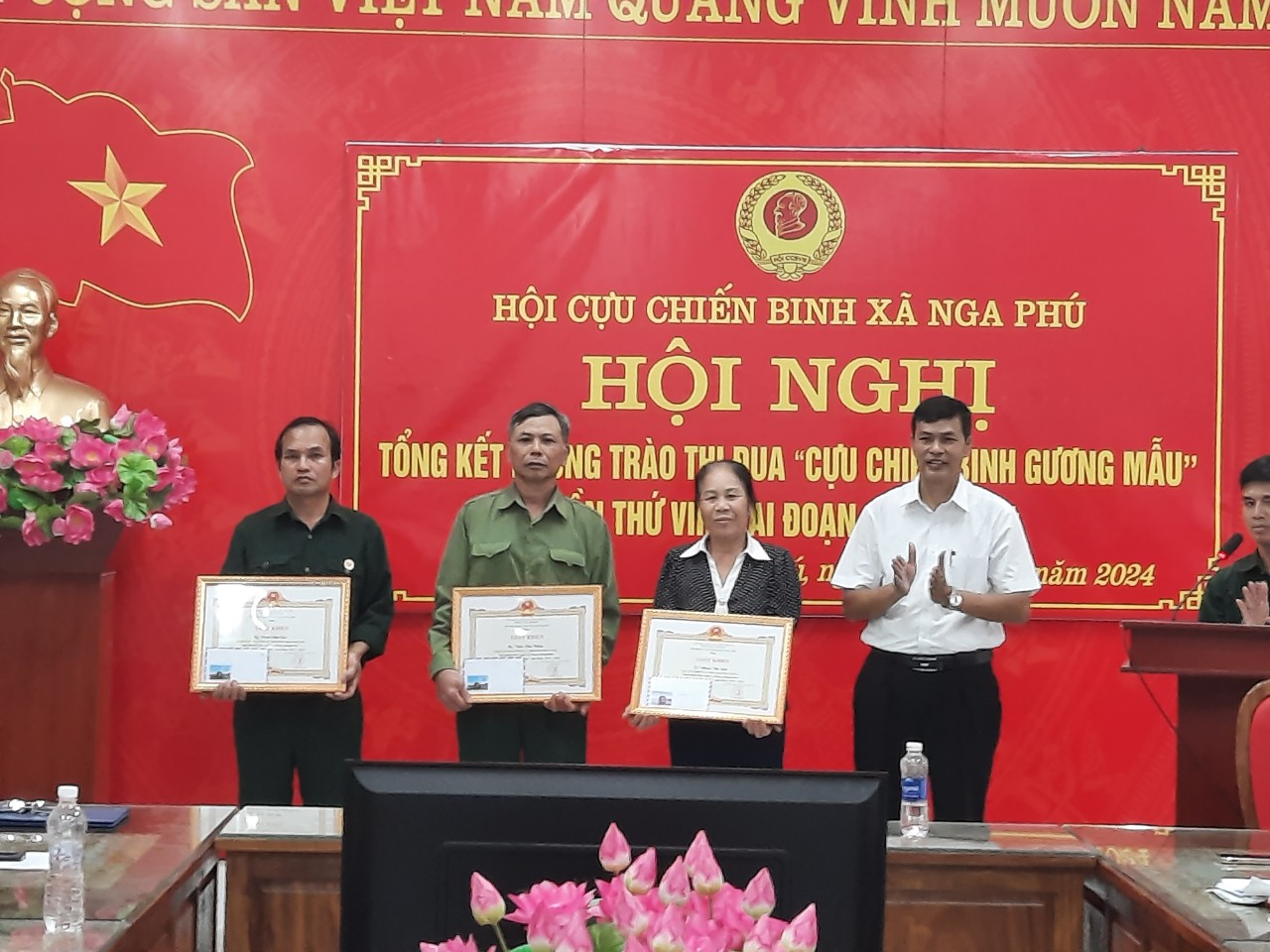 Ảnh tặng giấy khen.jpg